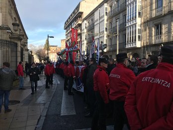 Más de 200 ertzainas se han concentrado frente al Parlamento de Gasteiz. (@Erne_sindicato)