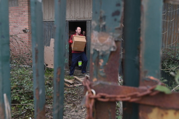 Los archivos documentales de ‘Egin’ se han trasladado en cajas. (Jon URBE/ARGAZKI PRESS)