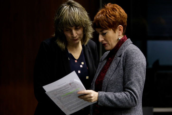 Virgina Alemán y Bakartxo Ruiz, durante el pleno de la Cámara navarra. (PARLAMENTO DE NAFARROA)