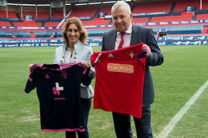 Presentación de la camiseta por la igualdad que lucirá Osasuna el sábado y de la zamarra rojilla con su nuevo patrocinador, Euskaltel. (Iñigo URIZ/ARGAZKI PRESS)