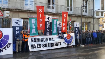 Concentración de ertzainas ante el Parlamento de Gasteiz. (@sipertzaintza)