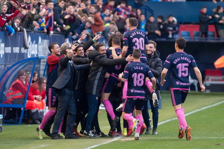 Los rojillos celebran el único gol del partido. (Iñigo URIZ / ARGAZKI PRESS)
