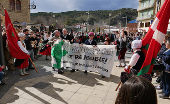 Los padres y madres de Altsasu fueron recibidos calurosamente en Lizarra. (Gotzon ARANBURU)