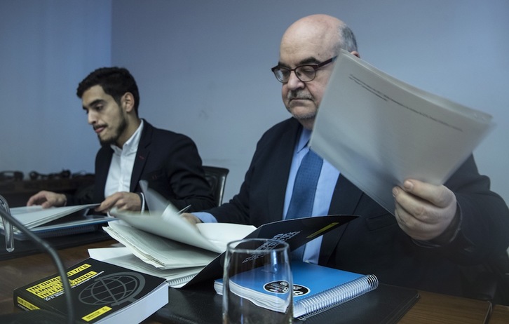 Daniel Canales y Esteban Beltrán, de AI, en la comparecencia del martes en el Parlamento navarro. (Jagoba MANTEROLA/ARGAZKI PRESS)