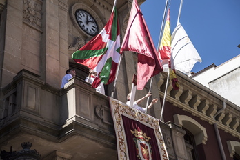 La ikurriña, en el ayuntamiento de Lizarra, durante el txupinazo de 2017. (Jagoba MANTEROLA / ARGAZKI PRESS)