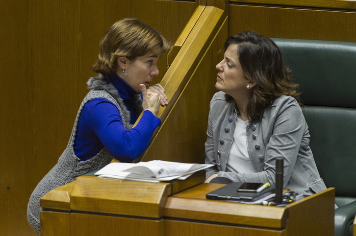 Las parlamentarias Leire Pinedo y Beatriz Artolazabal, durante una sesión anterior. (Juanan RUIZ / ARGAZKI PRESS)