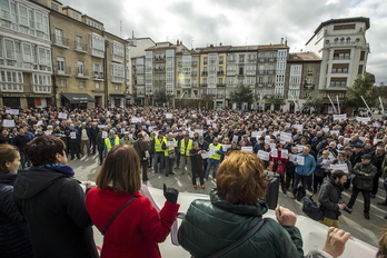 Gasteizko Andra Mari Zuriaren plaza bete dute pentsiodunek. (Jaizki FONTANEDA/ARGAZKI PRESS)