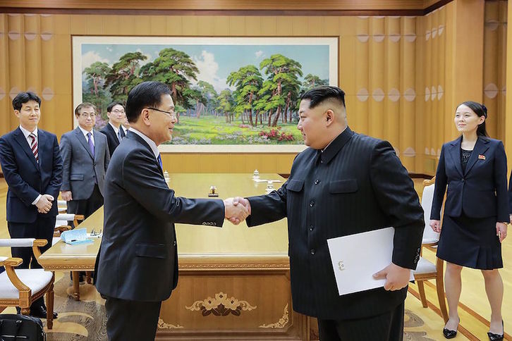 El líder norcoreano, Kim Jong Un, y el jefe de la delegación surcoreana, Chung Eui-yong, se estrechan la mano. (AFP)