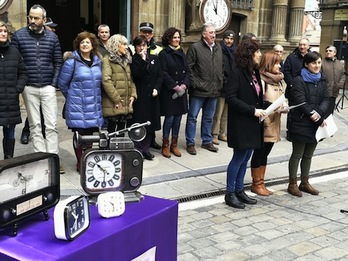 Concentración de la Corporación municipal de Iruñea ante la casa consistorial. (Martxelo DIAZ)