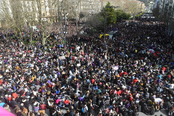 Donostiako Bulebarra emakumez lepo. (Jon URBE / ARGAZKI PRESS)