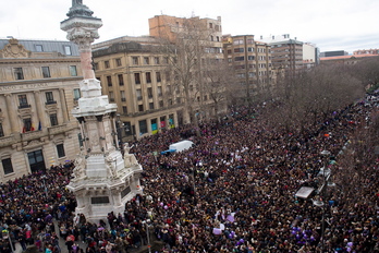 El paseo de Sarasate se ha llenado de mujeres. (Iñigo URIZ/ARGAZKI PRESS)