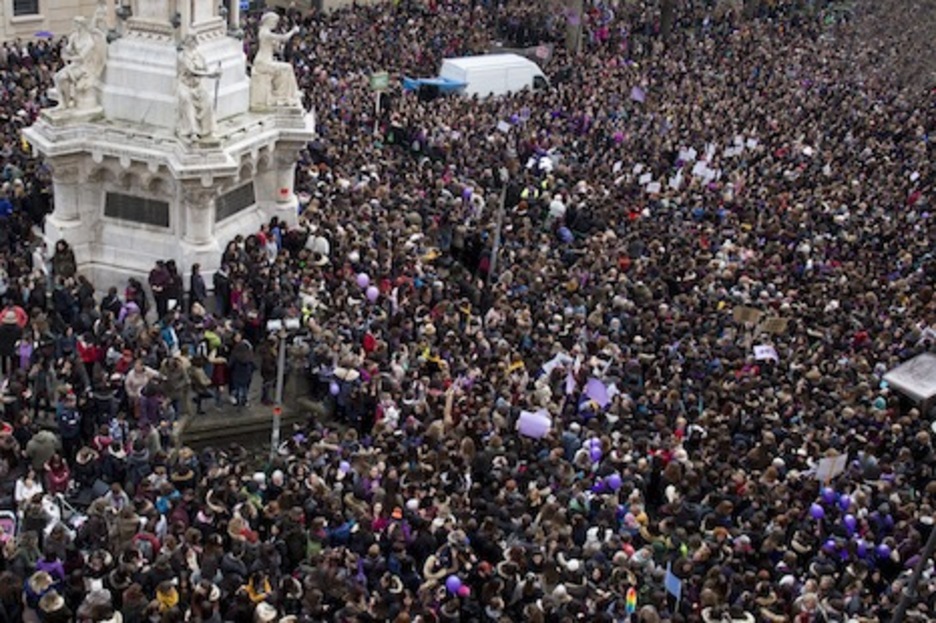 Miles de personas se han reunido junto a la estatua de los Fueros. (Iñigo URIZ/ARGAZKI PRESS)
