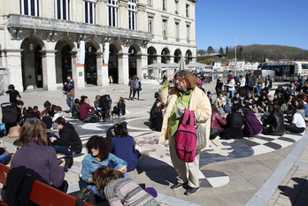 Picnic ante el Ayuntamiento de Baiona. (Bob EDME)