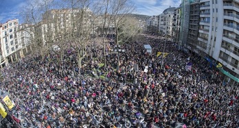 Miles de personas se han manifestado en Donostia, al igual que en otras capitales. (Jon URBE/ARGAZKI PRESS) 
