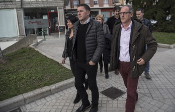 Otegi, junto a otros integrantes de EH Bildu, en Donibane. (Jagoba MANTEROLA/ARGAZKI PRESS)