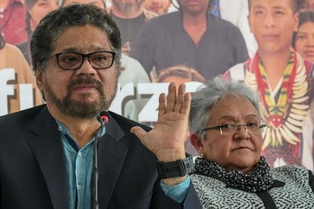 Iván Márquez e Imelda Daza, en la rueda de prensa en la que han anunciado la retirada de la FARC de la carrera presidencial. (Luis ACOSTA/AFP)