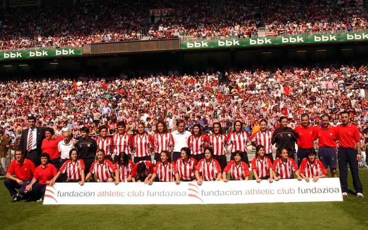 El equipo del Athletic que ganó la Superliga en 2003 en un San Mamés abarrotado. (Marisol RAMIREZ / ARGAZKI PRESS)