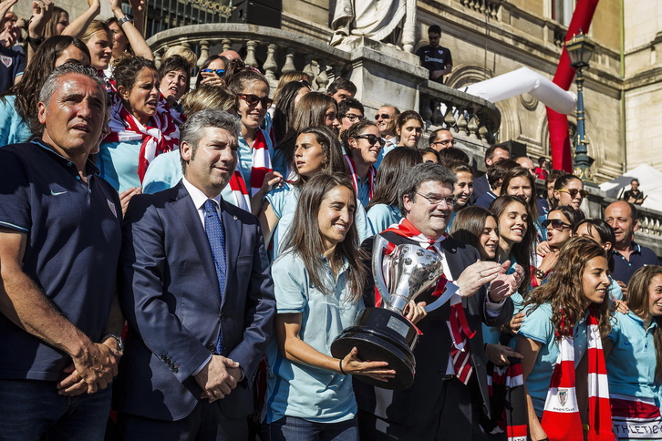 Joseba Agirre a la izquierda durante la celebración del título de liga del Athletic en 2016. (Aritz LOIOLA / ARGAZKI PRESS)