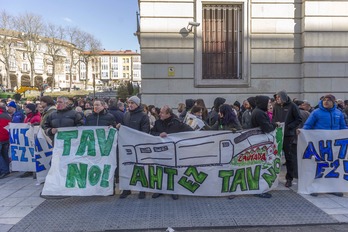 Protesta de la plataforma AHTrik Ez Lautada. (Juanan RUIZ/ARGAZKI PRESS)