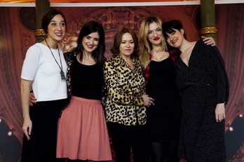 Mireia Gabilondo con las actrices Ylenia Baglietto, Ane Pikaza y Ainhoa Etxebarria, la cantante María Barasarte y la contrabajista Ane López. (ARGAZKI PRESS)
