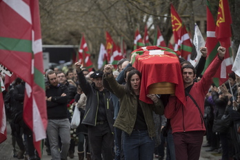 El cuerpo de Xabier Rey ‘Antxo’ ha llegado al cementerio de Iruñea a hombros de amigos y compañeros de militancia. (Jagoba MANTEROLA / ARGAZKI PRESS)