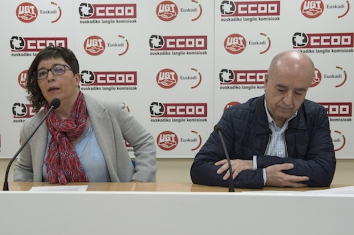 Los secretarios generales de CCOO y UGT de la CAV, Loli García y Raúl Arza, en la rueda de prensa. (Monika DEL VALLE/ARGAZKI PRESS)