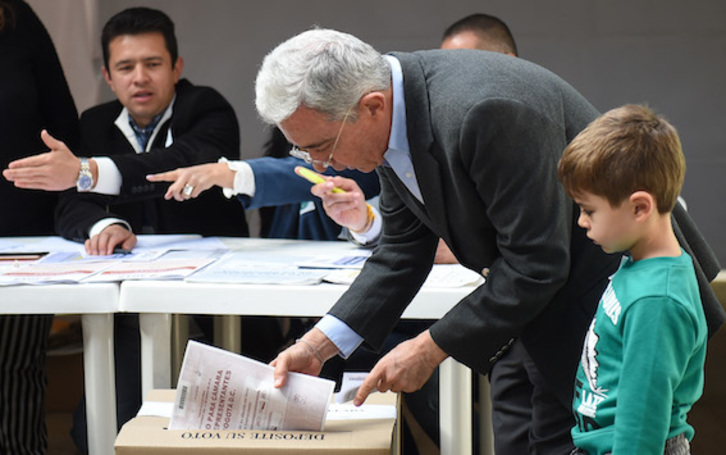 El expresidente Álvaro Uribe deposita su voto. (Raúl ARBOLEDA/AFP)