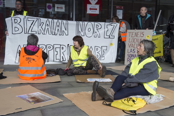 Protesta de Ongi Etorri Errefuxiatuak para denunciar la situación de las personas sin hogar. (Monika DEL VALLE / ARGAZKI PRESS)