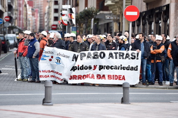 Trabajadores de Productos Tubulares, ante el Museo Guggenheim. (Monika DEL VALLE / ARGAZKI PRESS) 