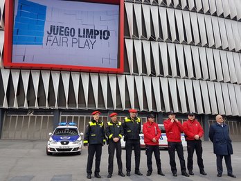 Representantes de la Ertzaintza, Policía municipal y seguridad del Athletic en la presentación del dispositivo. (@Bilbao_Polizia)