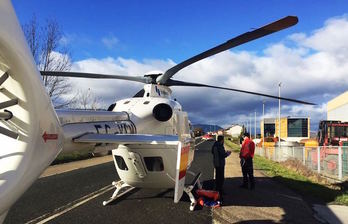 La Policía Foral ha cortado la carretera para trasladar al herido en helicóptero. (POLICÍA FORAL)