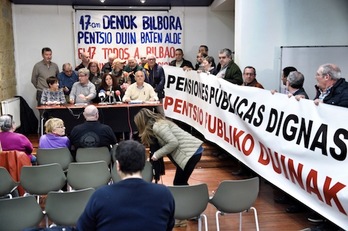 El Movimiento de Pensionistas de Bizkaia ha comparecido en Bilbo para llamar a la movilización del sábado. (Monika DEL VALLE/ARGAZKI PRESS)