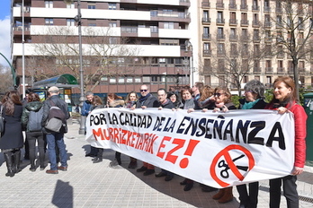 Los sindicatos con representación en la Mesa de Educación se han concentrado ante el Parlamento de Nafarroa. (Idoia ZABALETA/FOKU)