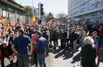 Pensionistas y trabajadores de residencias se concentraron juntos el pasado jueves en Baiona. (Bob EDME)