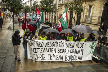 Manifestación de los trabajadores de los centros de iniciativa social en Gasteiz. (Jaizki FONTANEDA/FOKU)