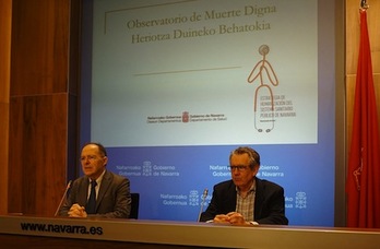 El director General de Salud, Luis Gabilondo, y el director del Servicio de Ciudadanía Sanitaria, Lázaro Elizalde, en la presentación del Observatorio de Muerte Digna. (GOBIERNO DE NAFARROA)
