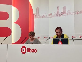 Las concejales de Udalberri, Carmen Muñoz y Amaia Arenal.