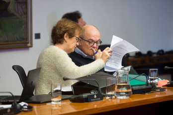 Begoña Ganuza (UPN) habla con su compañero Luis Zarraluqui. Luego, ha optado por el silencio. (Iñigo URIZ/FOKU)