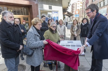 Inauguración en Gasteiz de un monolito en memoria de las mujeres encarceladas durante la dictadura. (Juanan RUIZ/FOKU) 