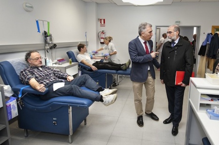 Un donante, en el momento de la donación, y junto a él, José Antonio García Erce, director del Banco de Sangre, y Fernando Domínguez, consejero de Salud. (GOBIERNO DE NAFARROA)
