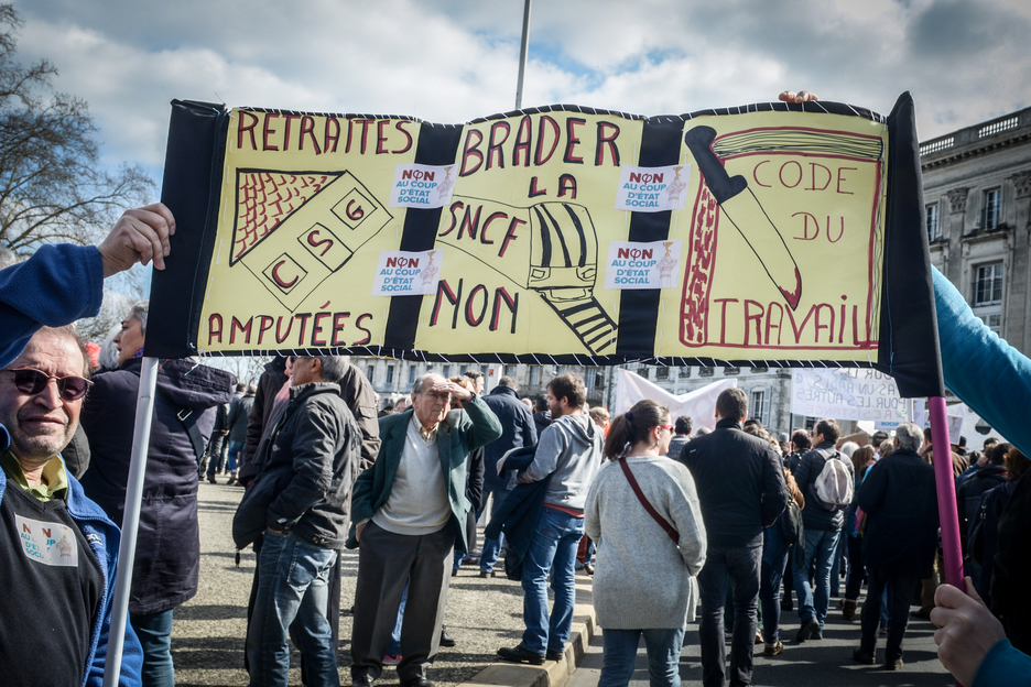 Les manifestants sont inquiets par plusieurs réformes, notamment, celle de la SNCF et du code du travail. © Isabelle MIQUELESTORENA