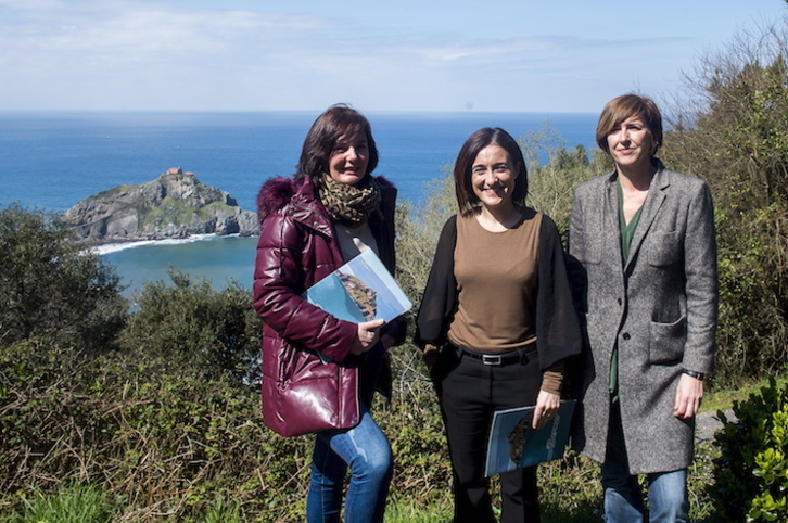 durre Bideguren, alcaldesa de Bermeo, con las resposables de Turismo de la localidad en Gaztelugatxe. (Luis JAUREGIALTZO/FOKU)