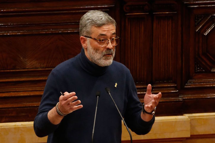 Carles Riera, durante una intervención en el Parlament. (Pau BARRENA / AFP)