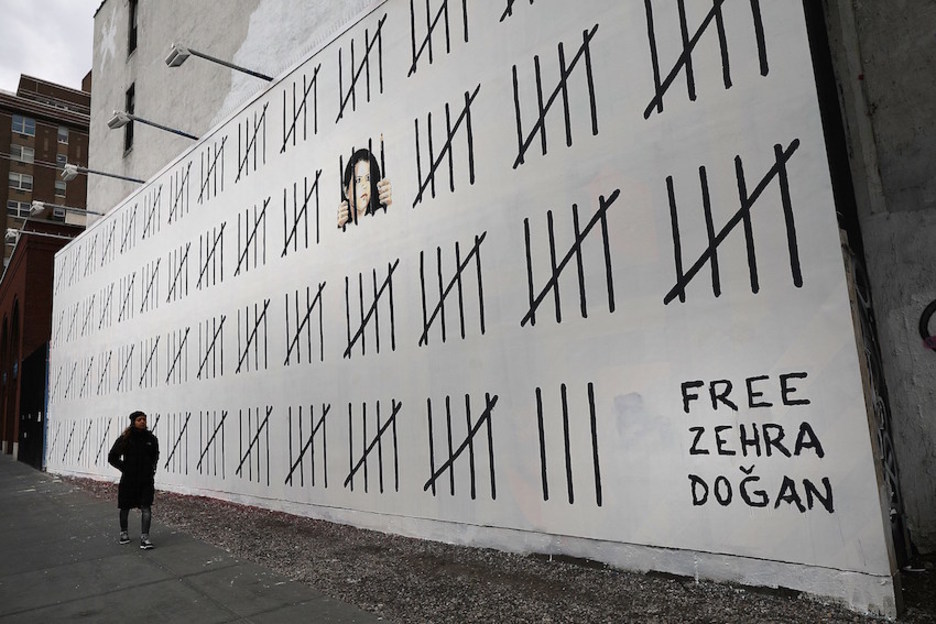 Este mural está dedicado al caso de la artista turca encarcelada con una condena de tres años.