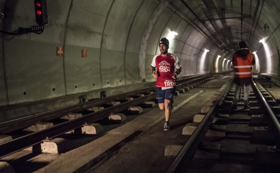 Ia 8 kilometro egin zituzten lasterkariek Bilboko metroaren tuneletan barrena. (Marisol RAMIREZ/FOKU)