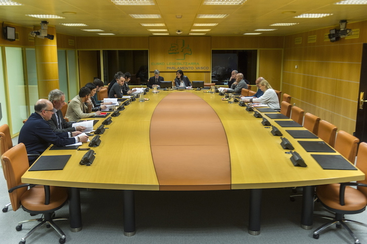 Los grupos de la ponencia de autobogierno se han reunido en el Parlamento de Gasteiz. (Juanan RUIZ / ARGAZKI PRESS)