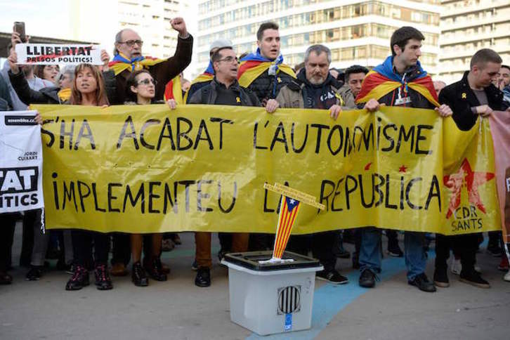 Concentración ante la estación de Sants. (Josep LAGO / AFP)
