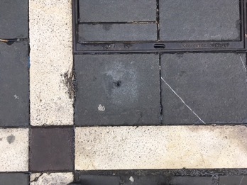 Lugar en el que estaba colocado uno de los ‘tropezones’ arrancados en la calle San Nicolás.