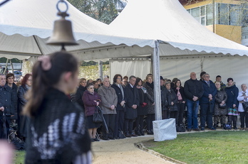 Supervivientes del bombardeo, familiares de las vícttimas y representantes políticos, durante el acto. (Juanan RUIZ/FOKU)