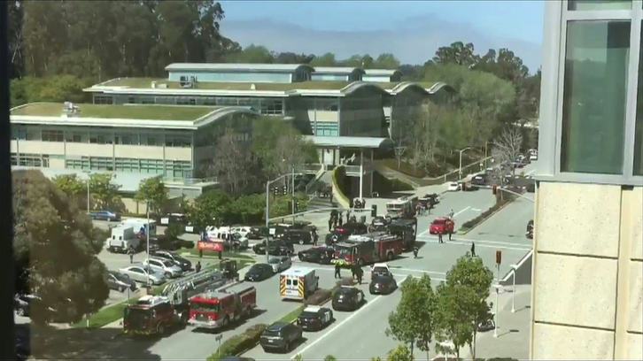 Policías y bomberos desplegados en las inmediaciones de la sede central de YouTube en San Bruno, California. (Bryce C./AFP)